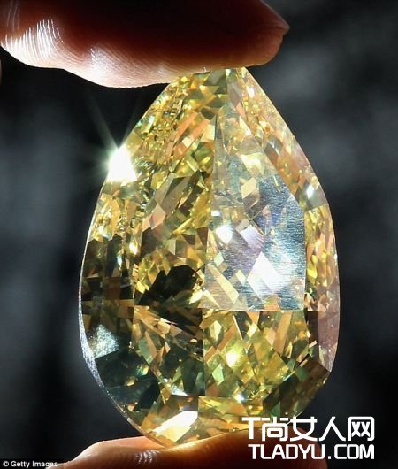 这颗金黄色梨形钻石——科拉落日石非常罕见，至今无人敢尝试着给它定价