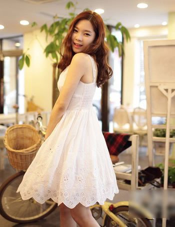纯白连身裙