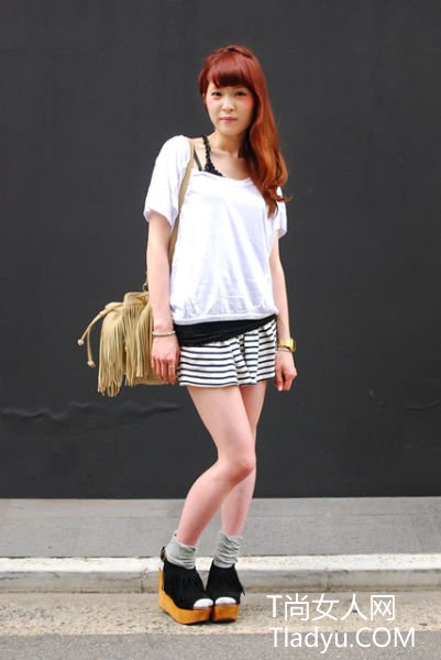 白色简单衬衫+条纹短裙