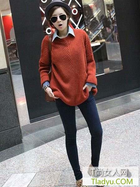 韩模示范新年毛衣显瘦混搭术