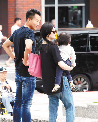 汪小菲的前妻和女儿照片